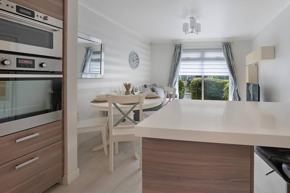 Kitchen or kitchenette, oven