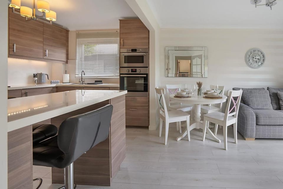 Kitchen or kitchenette, Living room, Seating area, Dining area