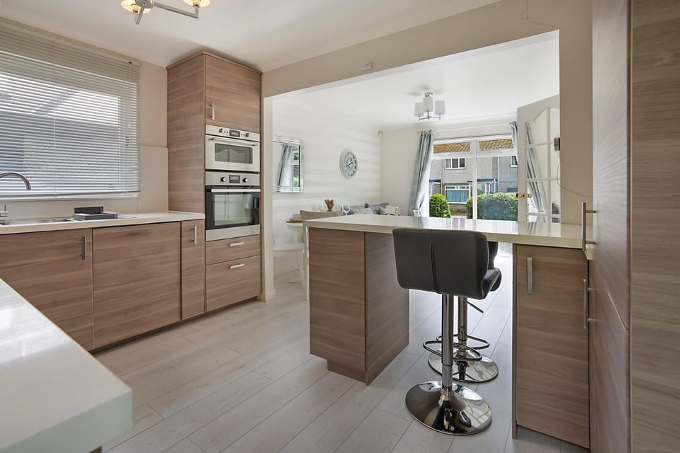 Kitchen or kitchenette, oven