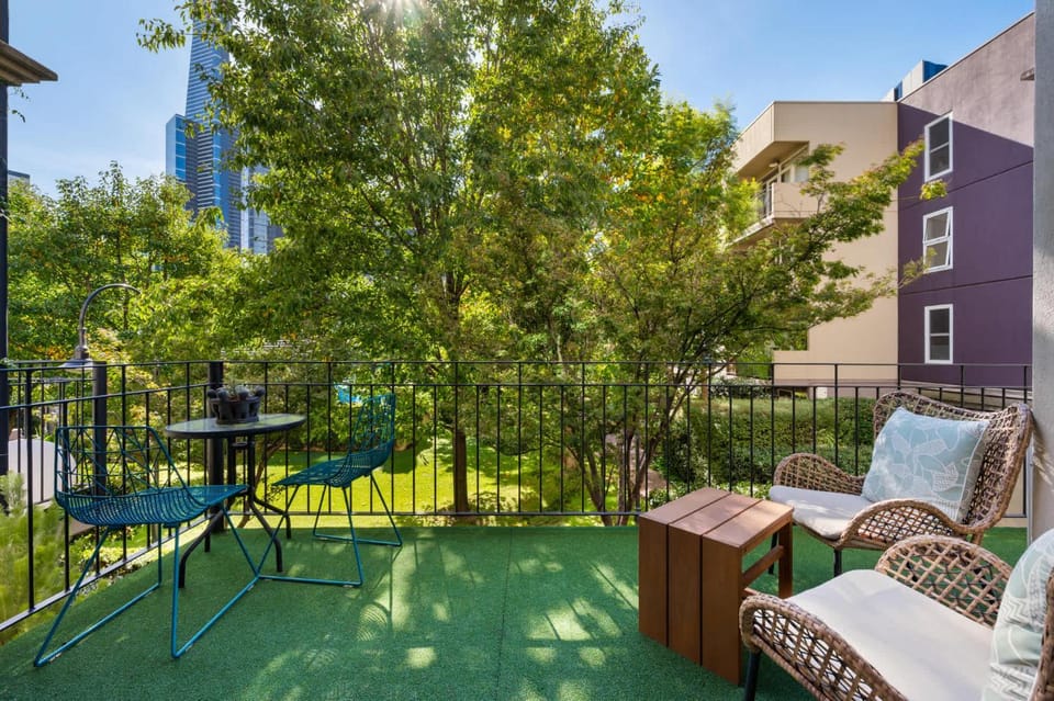 Tranquil Oasis 2 bdrm pool tennis gym Apartment in Southbank