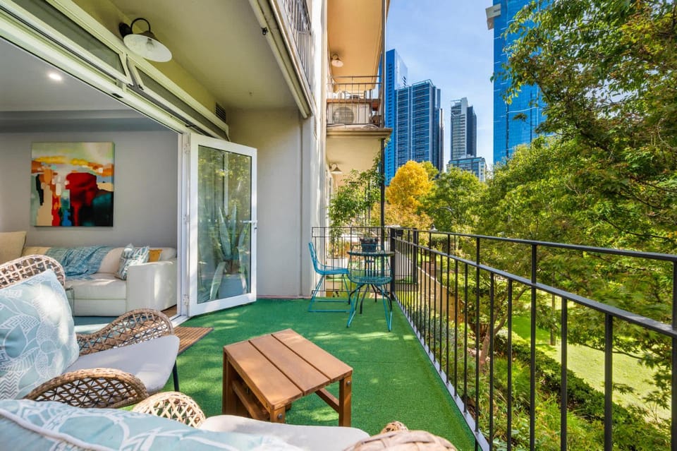 Tranquil Oasis 2 bdrm pool tennis gym Apartment in Southbank