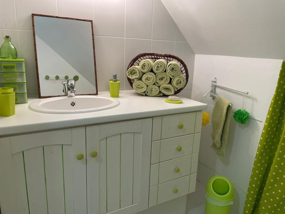 Chambre d'hôtes spacieuse et tranquille avec parking privé - FR-1-410-446 Bed and Breakfast in Pays de la Loire