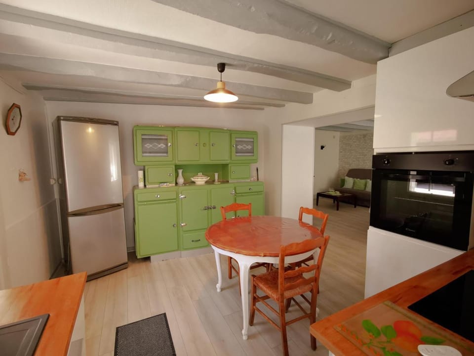 Gîte tout inclus au cœur de Descartes, idéal pour familles, proche sites touristiques, confort assuré - FR-1-381-586 House in Centre-Val de Loire