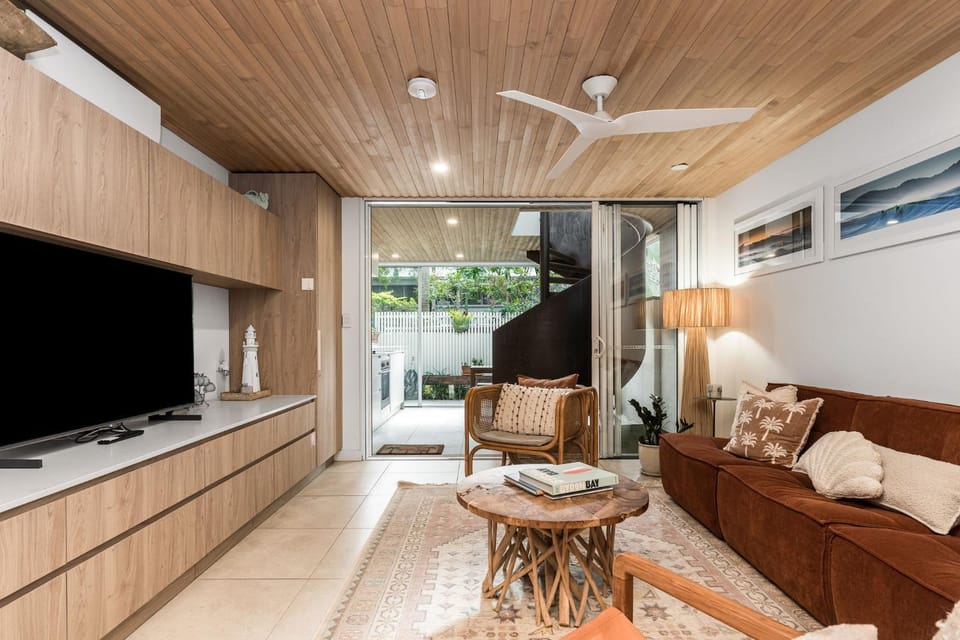 TV and multimedia, Living room, Seating area, Evening entertainment