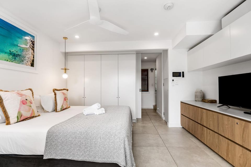 Bed, TV and multimedia, Bedroom, wardrobe