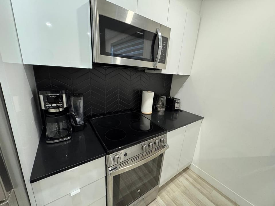 Coffee/tea facilities, Kitchen or kitchenette, stove, toaster