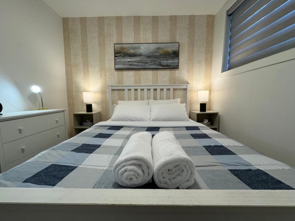 Bed, Photo of the whole room, Bedroom, towels