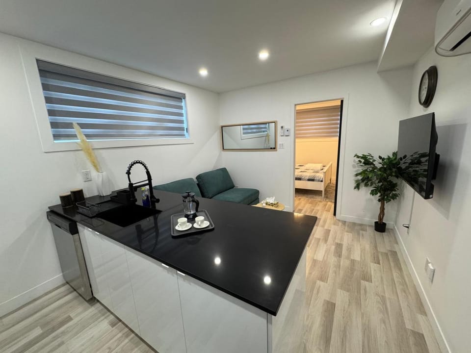 Bed, TV and multimedia, Living room, Photo of the whole room, Seating area, Bedroom