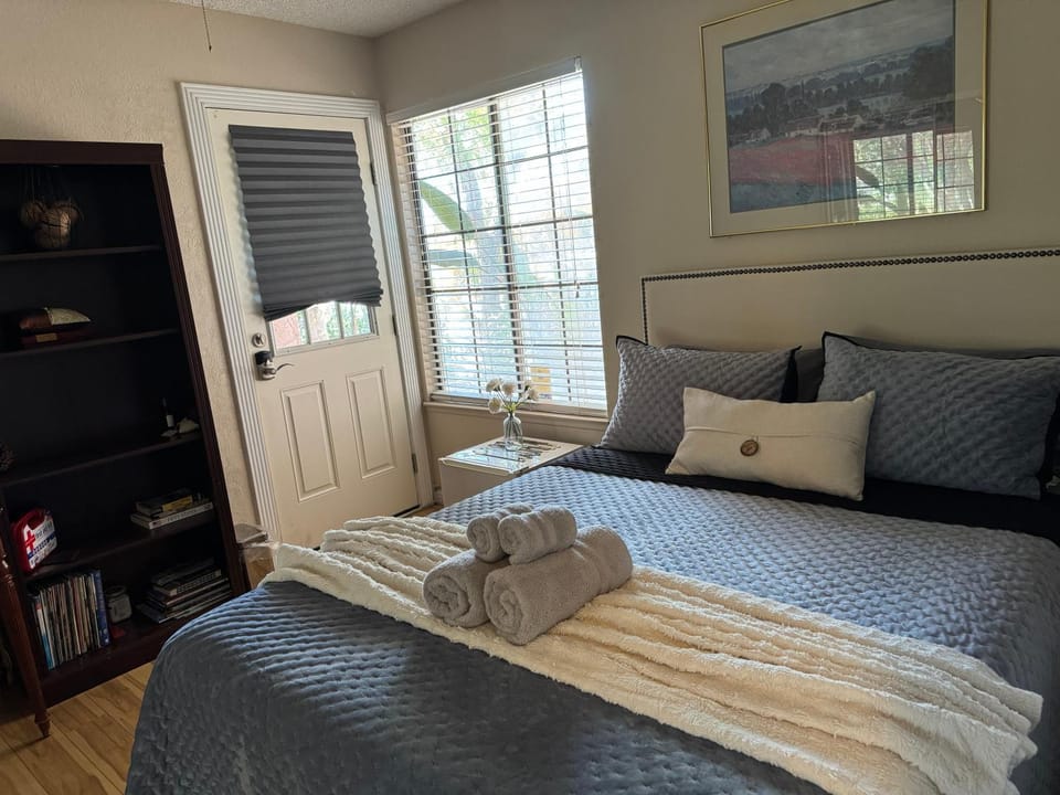Bed, Photo of the whole room, Bedroom, towels