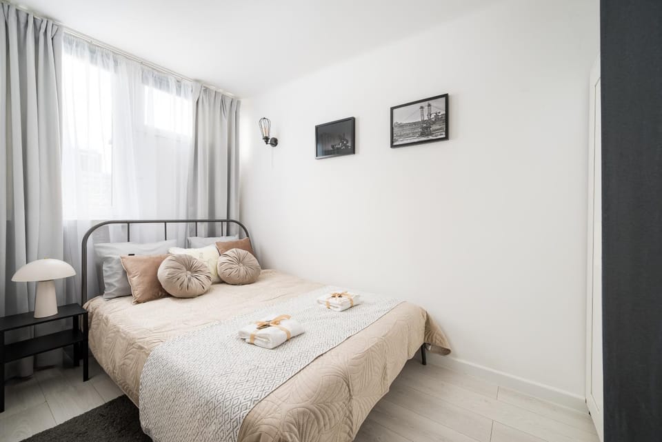 Bed, Photo of the whole room, towels