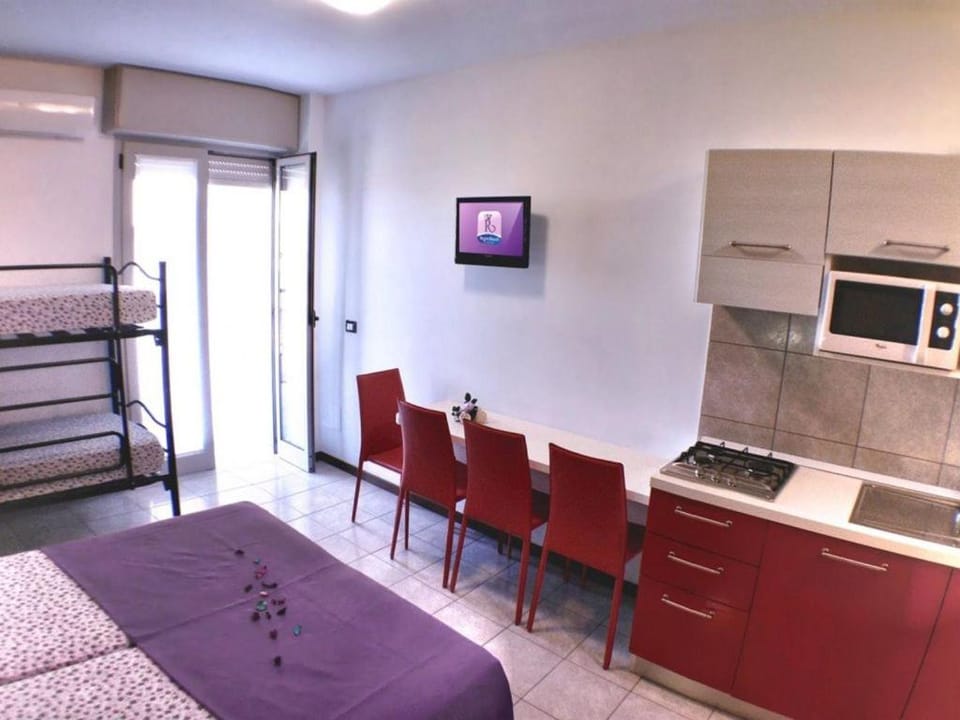 Kitchen or kitchenette, Seating area