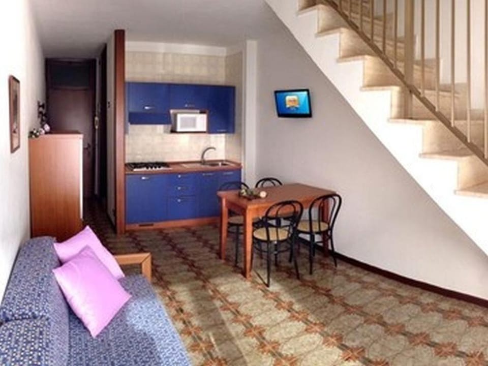 Kitchen or kitchenette, Living room, Seating area, Dining area