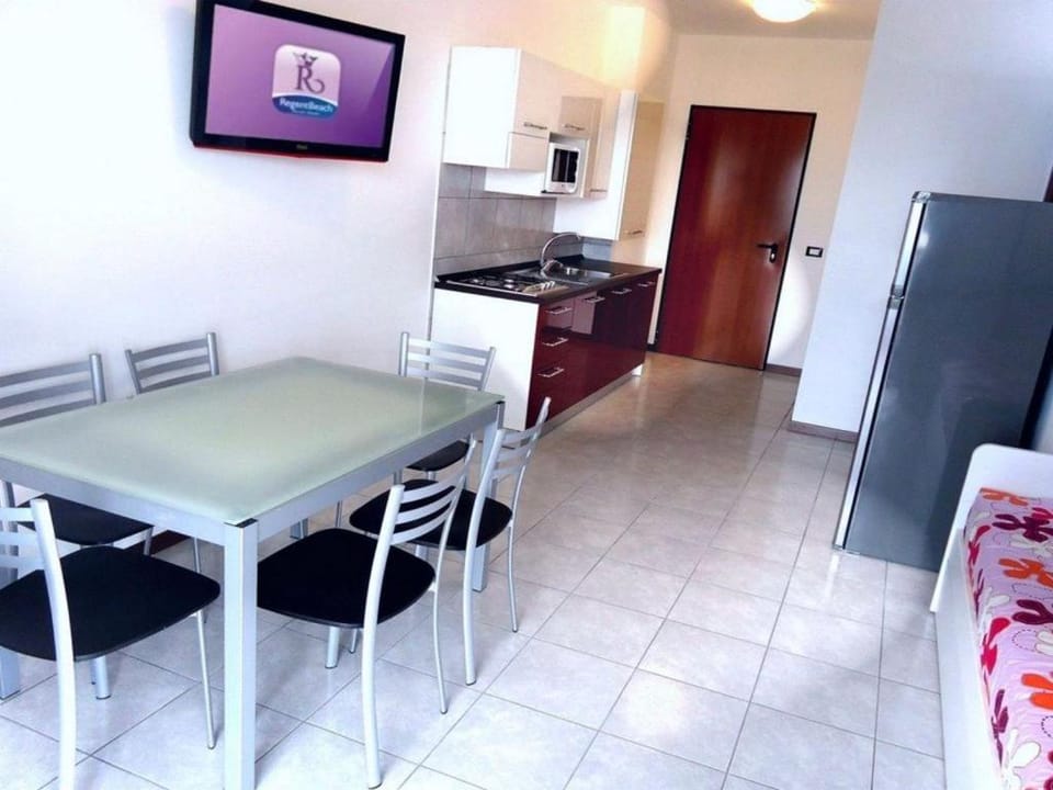 Kitchen or kitchenette, Seating area, Dining area, stove