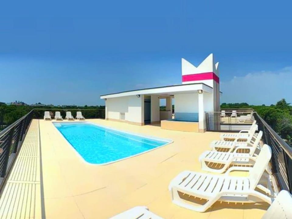 Swimming pool, sunbed