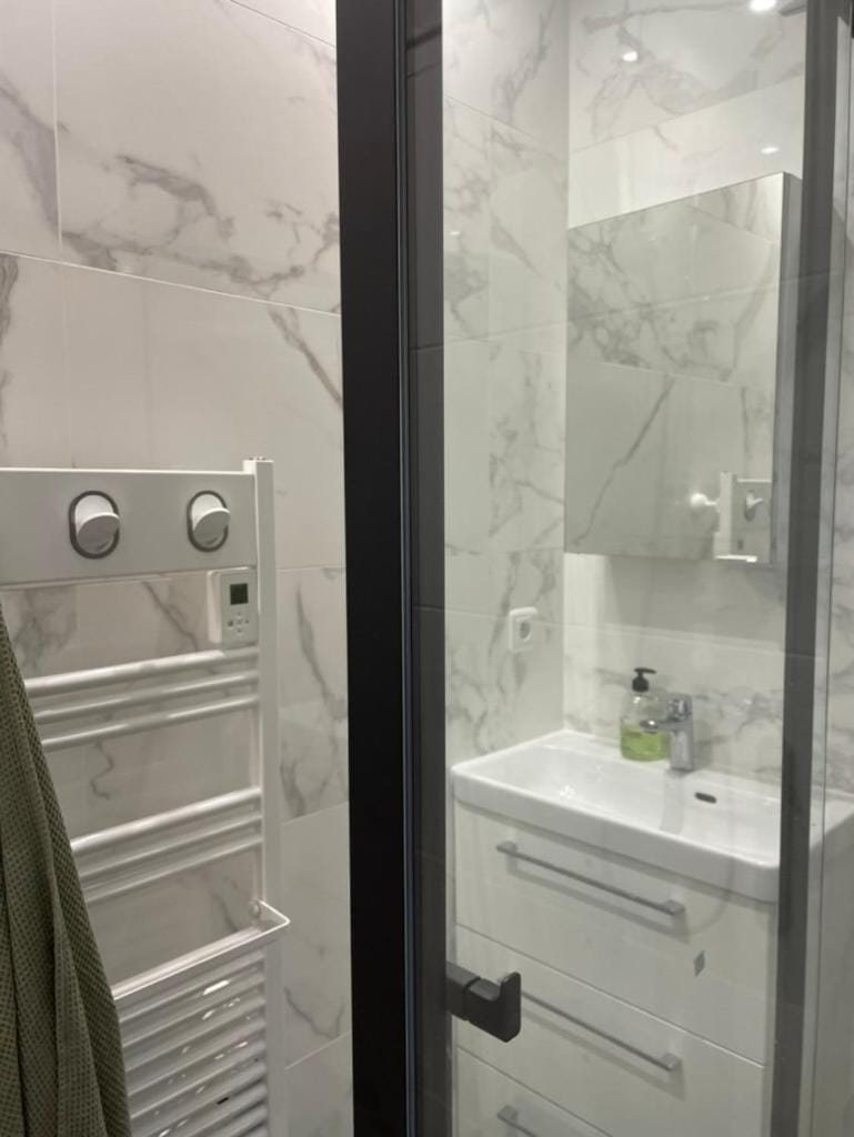 Shower, Bathroom, towels