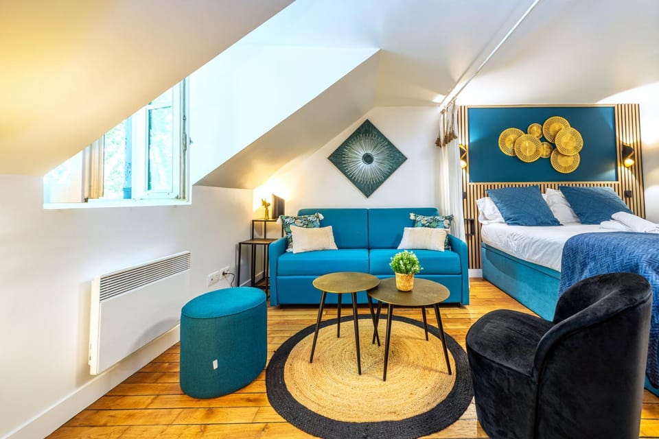 Bed, Living room, Seating area