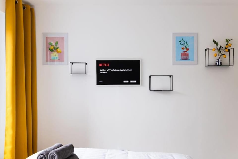 Bed, TV and multimedia, Photo of the whole room, Evening entertainment, Bedroom