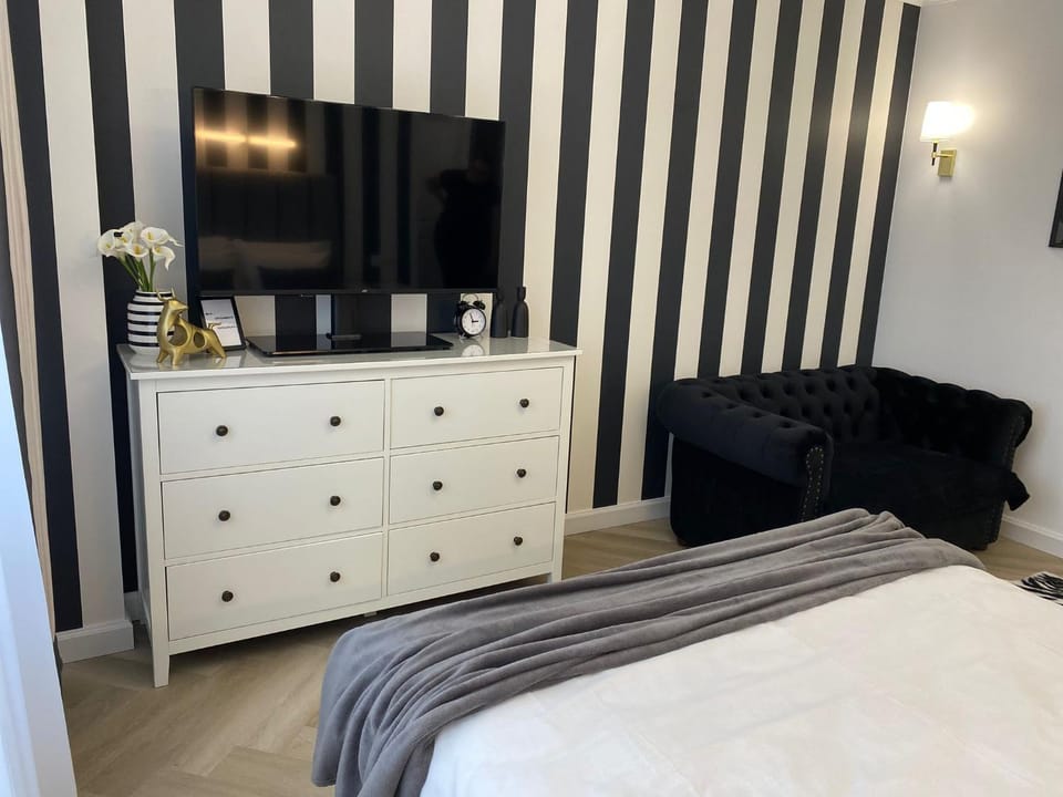 Bed, TV and multimedia, Photo of the whole room, Bedroom