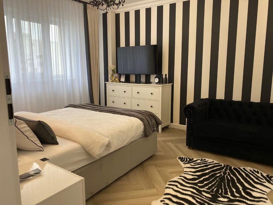 Communal lounge/ TV room, Bed, TV and multimedia, Photo of the whole room, Seating area, Bedroom