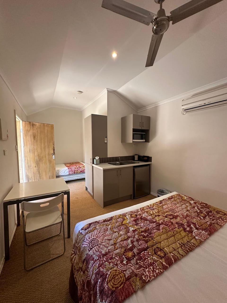 Kitchen or kitchenette, Dining area, Bedroom, microwave, air conditioner