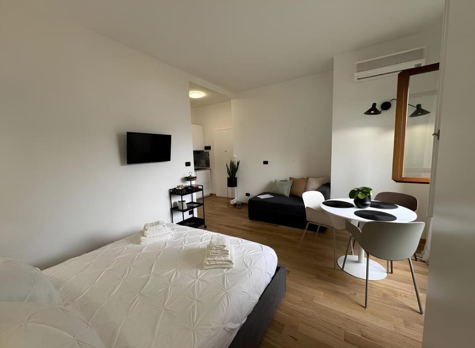 Communal lounge/ TV room, Bed, TV and multimedia, Seating area, Bedroom