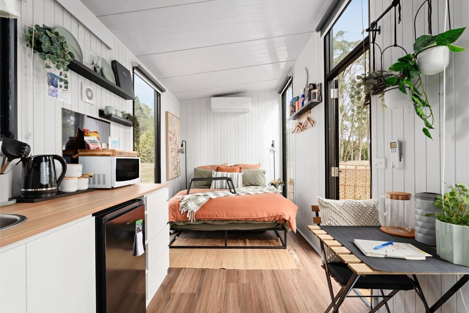 Bed, Kitchen or kitchenette, Dining area