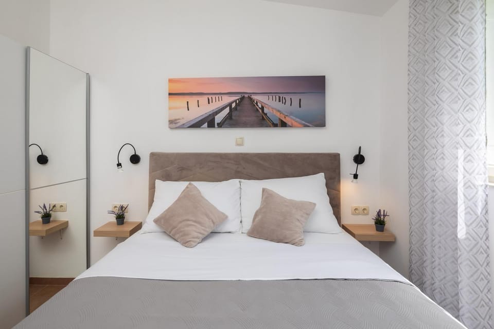 Bed, Photo of the whole room, Decorative detail, Bedroom