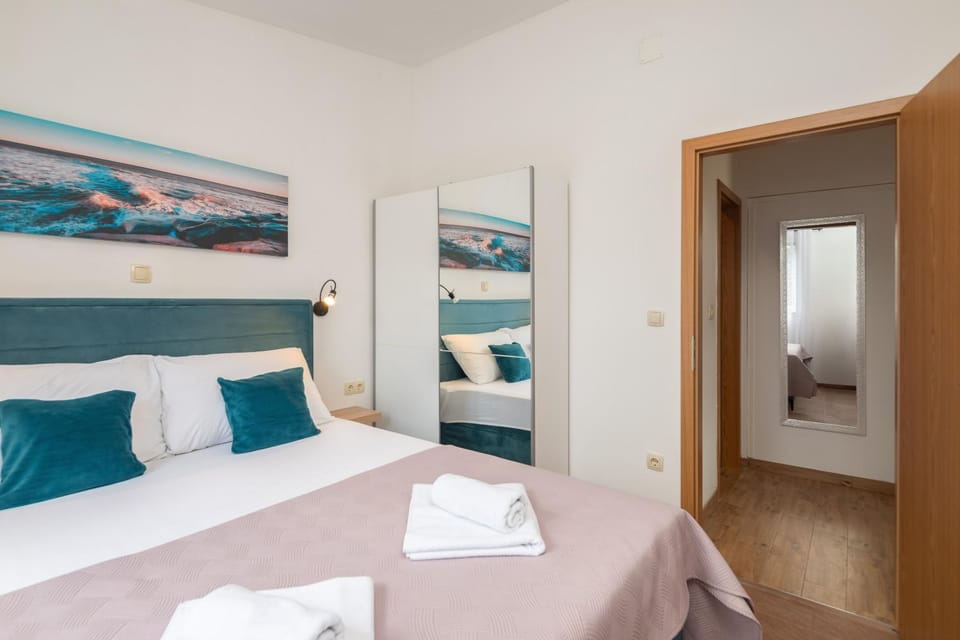 Bed, Photo of the whole room, Bedroom, towels, wardrobe