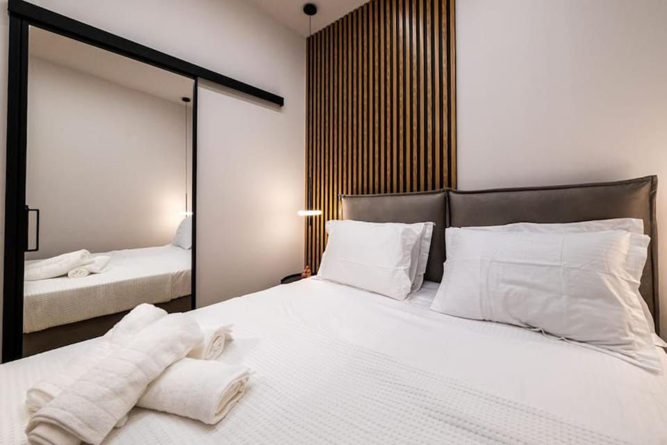 Bed, Photo of the whole room, Bedroom, towels