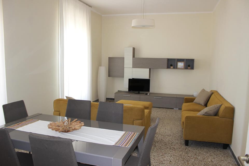 TV and multimedia, Living room, Dining area, air conditioner