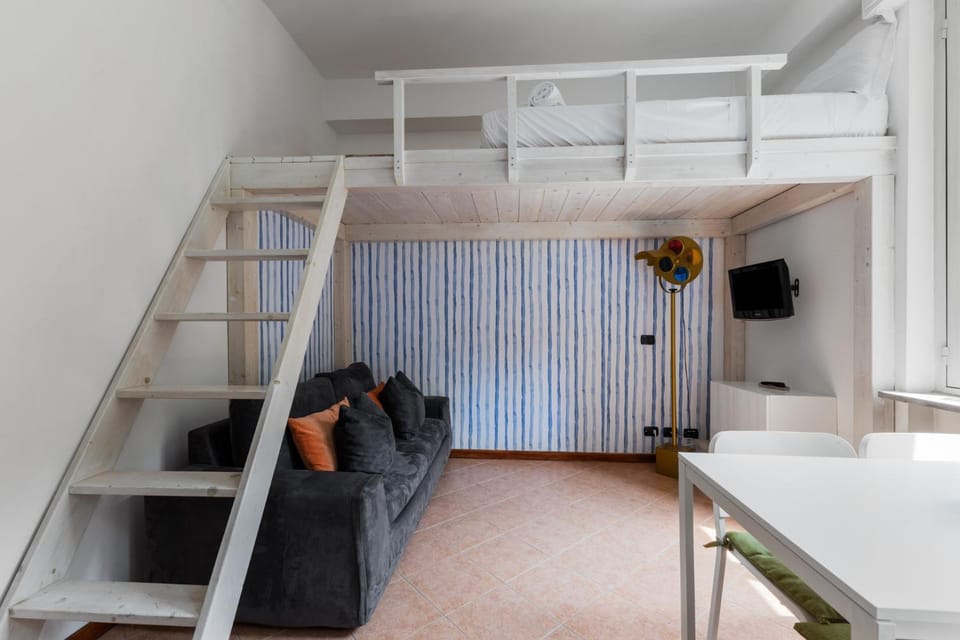 Communal lounge/ TV room, Bed, TV and multimedia, Living room, Seating area, Evening entertainment