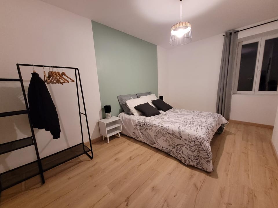 Photo of the whole room, Bedroom