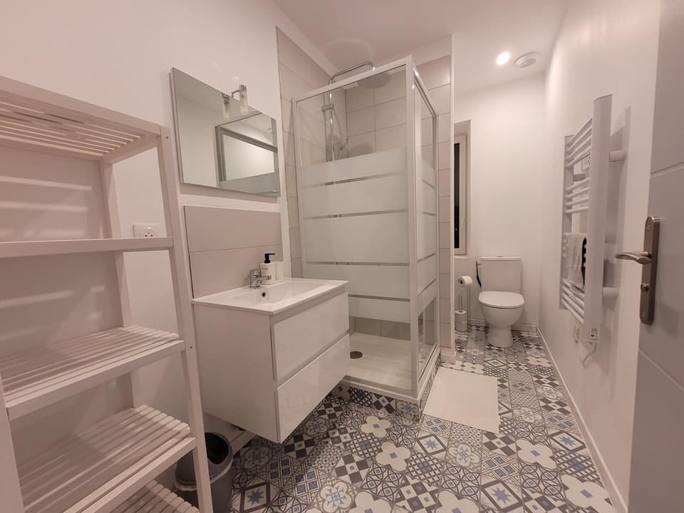 Shower, Toilet, Bathroom