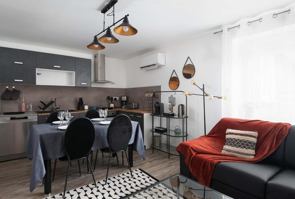 TV and multimedia, Coffee/tea facilities, Living room, Dining area, dishwasher, stove, kitchen