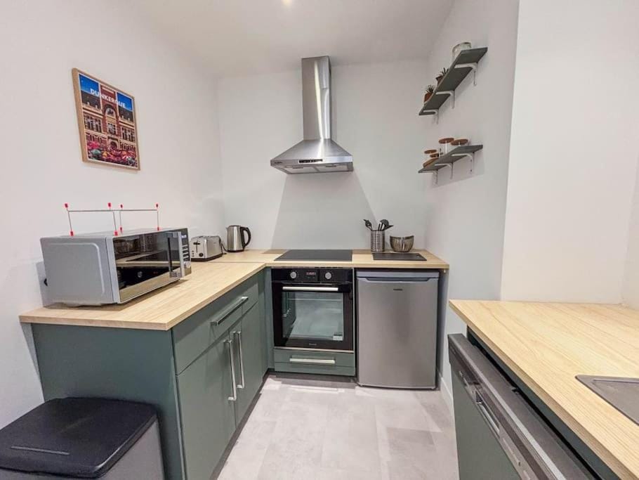 Coffee/tea facilities, Kitchen or kitchenette, dishwasher, microwave, oven, stove, toaster