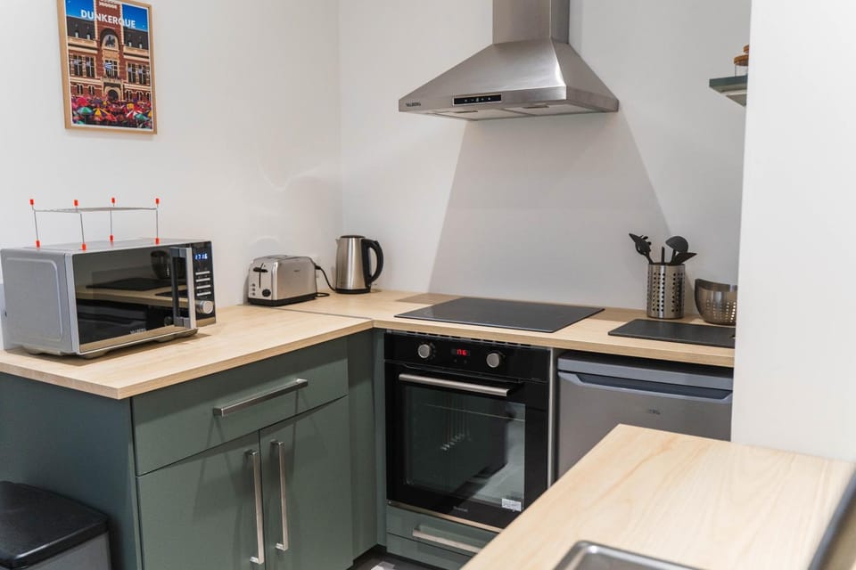 Coffee/tea facilities, Kitchen or kitchenette, microwave, oven, stove, toaster