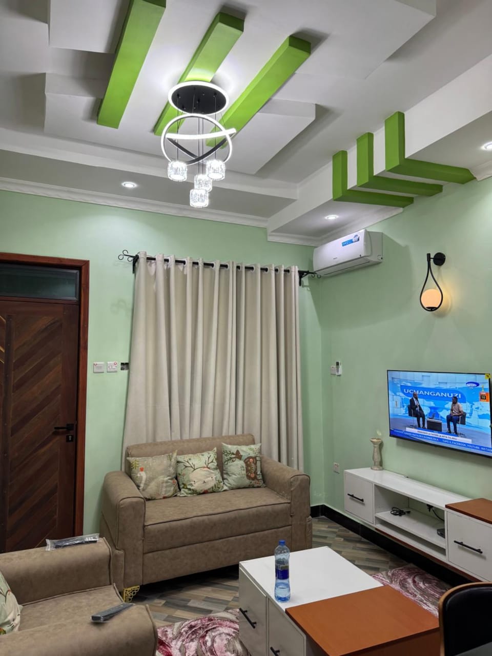 TV and multimedia, Seating area, air conditioner