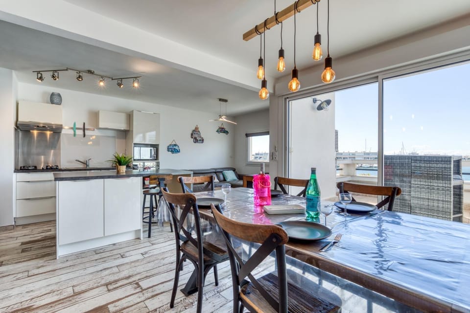 Property building, Kitchen or kitchenette, Living room