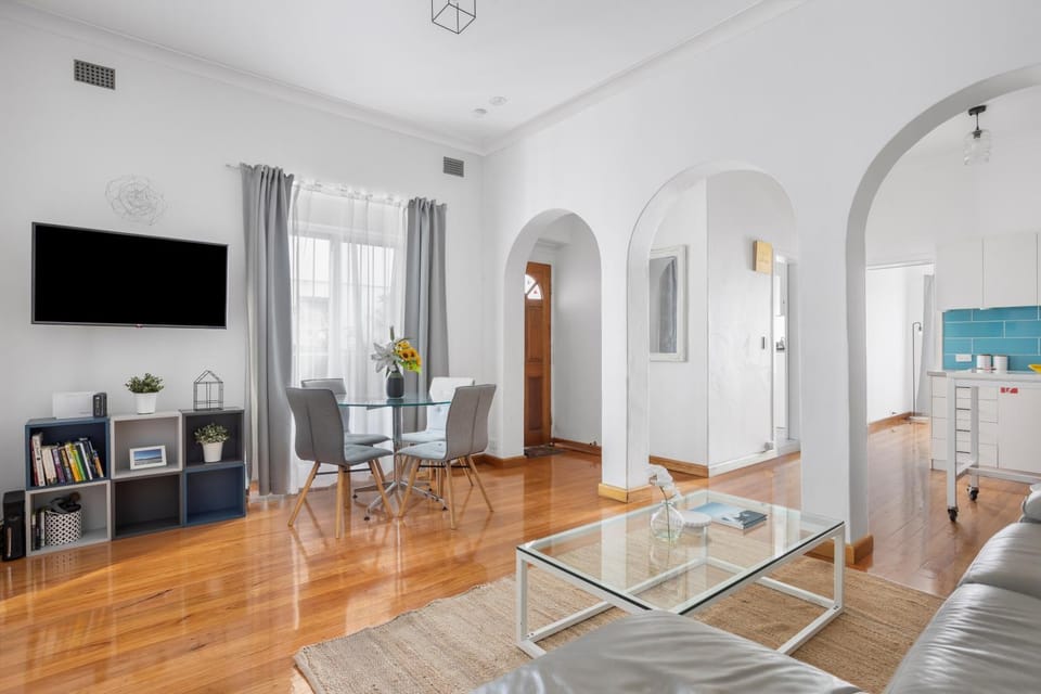 Bondi Shore Escape - 2mins to Beach Apartment in Sydney