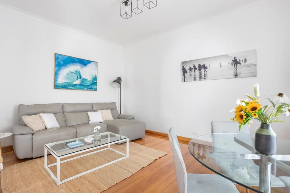 Bondi Shore Escape - 2mins to Beach Apartment in Sydney