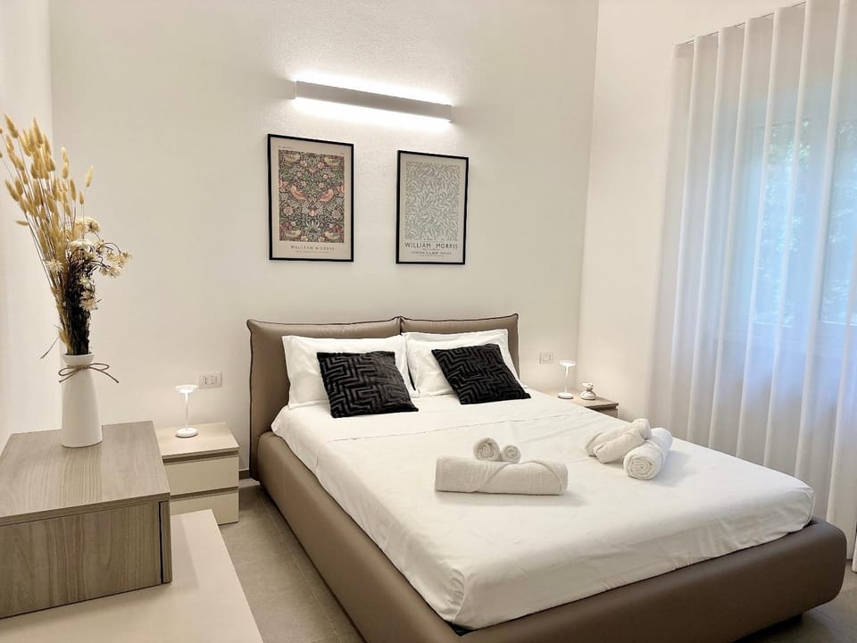 Bed, Bedroom, towels