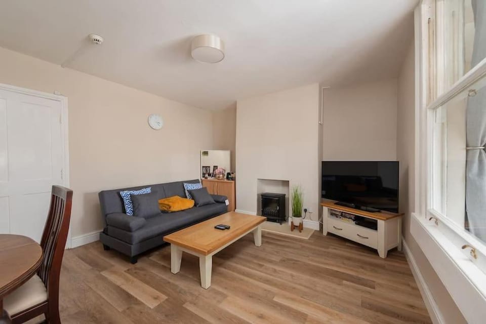 Garden Flat with Bath Skyline Views & Private Patio Apartment in Bath