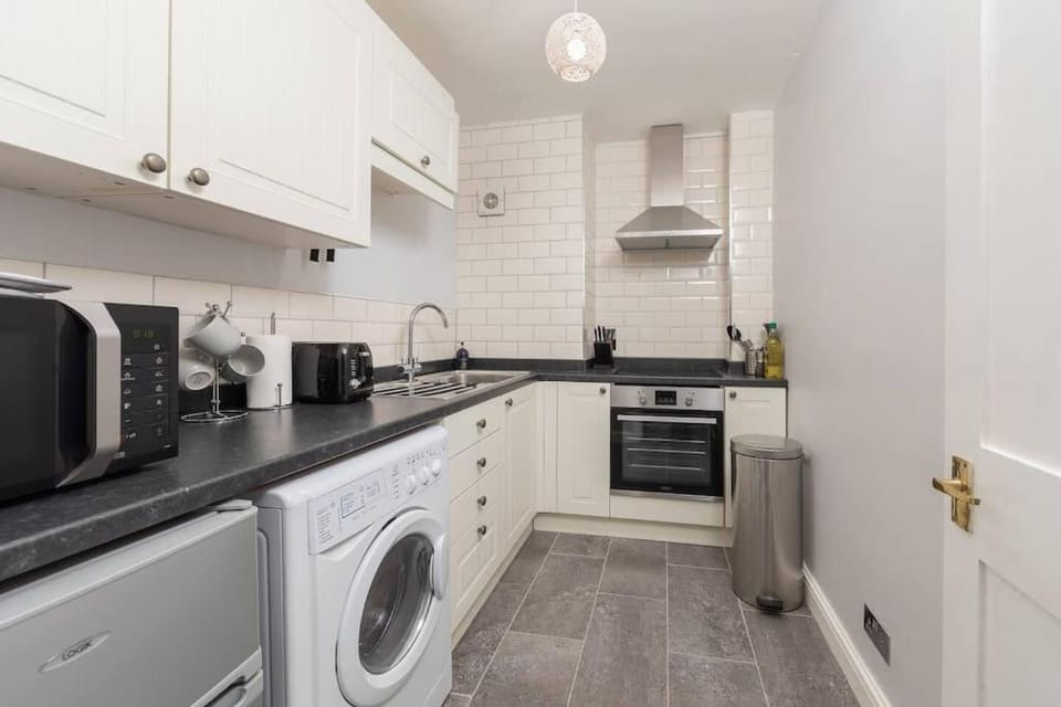 Garden Flat with Bath Skyline Views & Private Patio Apartment in Bath