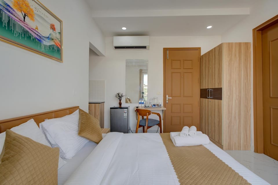 Kitchen or kitchenette, Photo of the whole room, Seating area, Bedroom, hair dresser, towels, wardrobe, air conditioner
