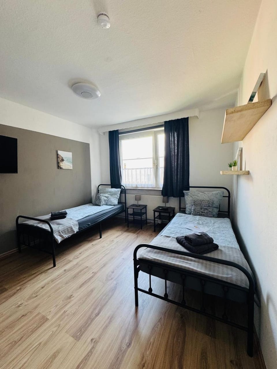 Photo of the whole room, Bedroom