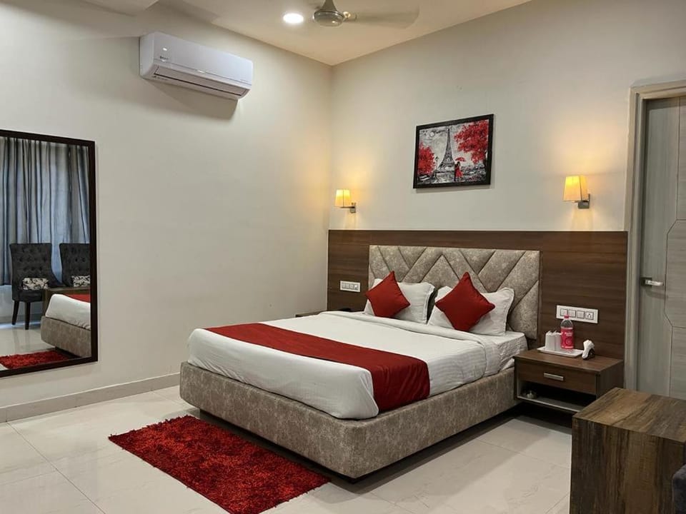 Bed, Seating area, Bedroom