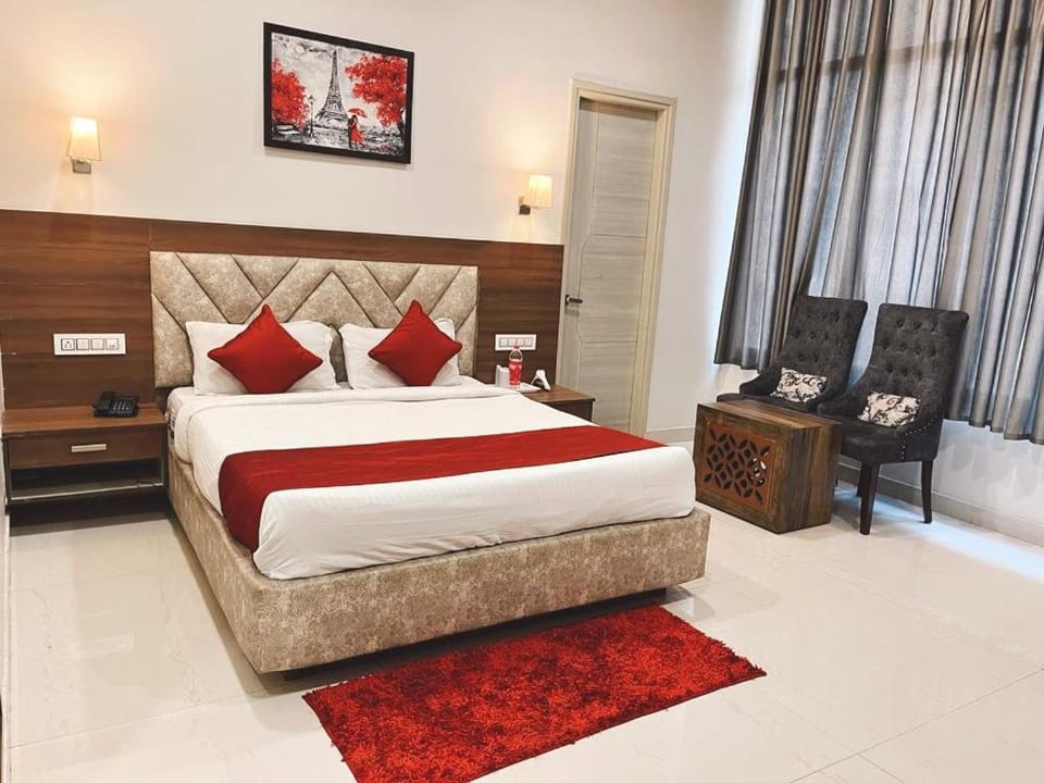 Bed, TV and multimedia, Seating area, Bedroom