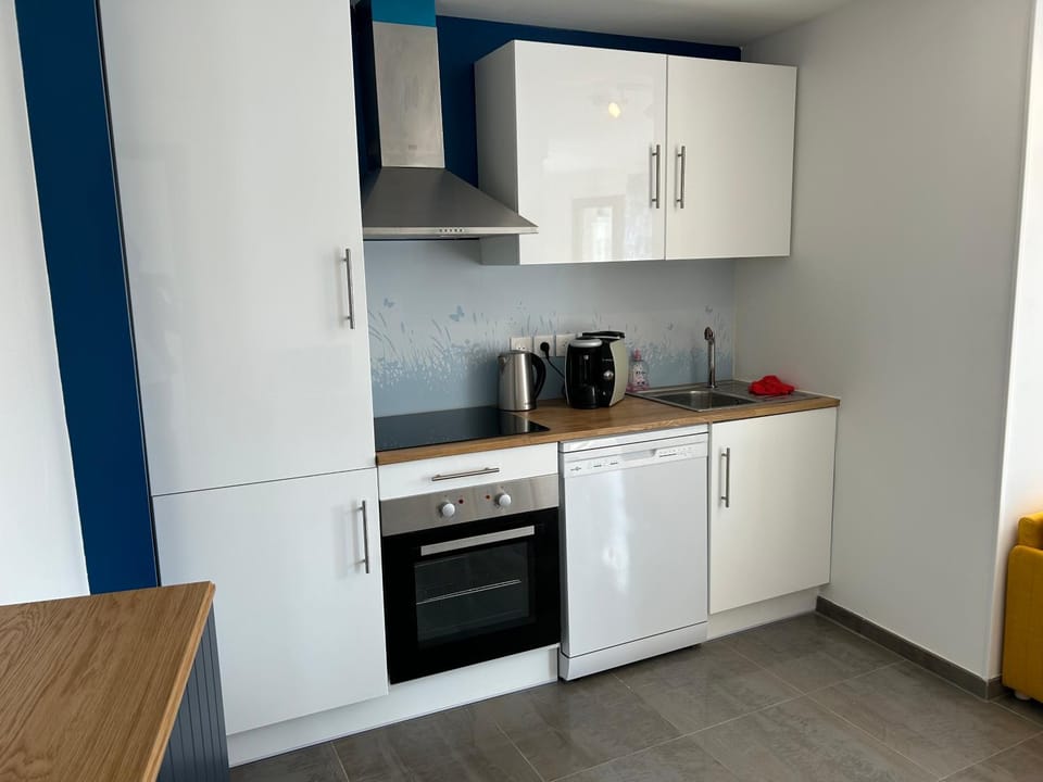 Coffee/tea facilities, Kitchen or kitchenette, dishwasher, oven, pet friendly, stove