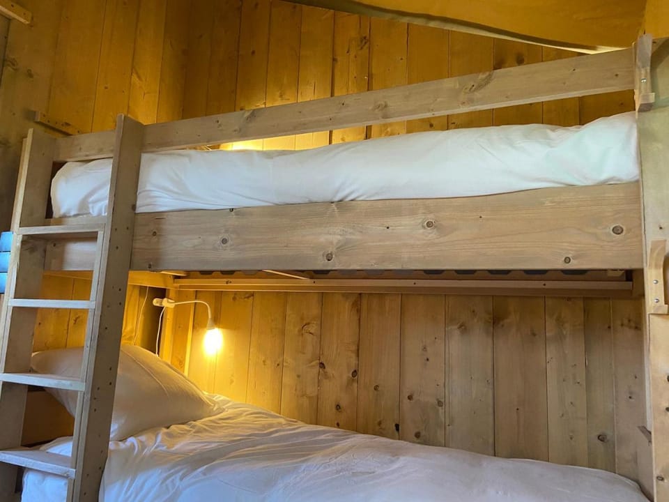 Bedroom, bunk bed, Internal: Not applicable to any particular room