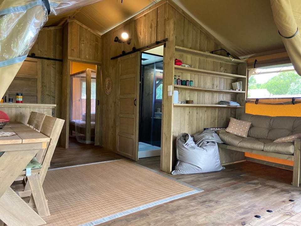 Seating area, Internal: Not applicable to any particular room